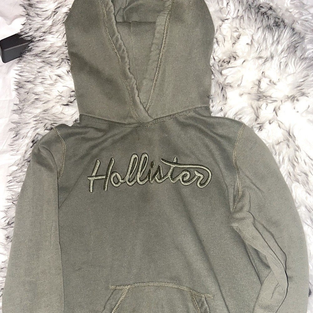 HOLLISTER PULLOVER  HOODIE . Like new. <3